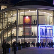 Theater Paderborn Theater Paderborn mit modernem Glasbau, abendliches Ambiente, Menschen am Eingang auf dem Vorplatz.