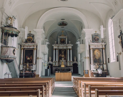 Pfarrkirche St. Hieronymus Innenansicht der Pfarrkirche St. Hieronymus Interior view of the Catholic Church of St. Jerome Vue intérieure de l'église paroissiale St. Hieronymus