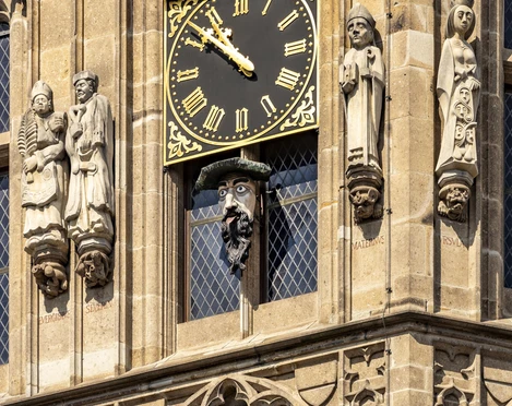 Platzjabbeck Am Kölner Rathausturm thront die monumentale Uhr, umgeben von detailreich gestalteten Statuen.The monumental clock sits enthroned on the Cologne Town Hall tower, surrounded by detailed statues.