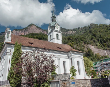 Pfarrkirche St. Hieronymus Aussenansicht der Pfarrkirche St. HieronymusExterior view of the catholic Church of St. JeromeVue extérieure de l'église paroissiale Saint-Jérôme