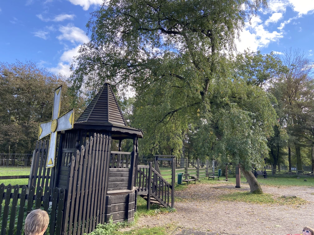 Spielplatz am Blockhaus - Familienurlaub in Leipzig Die dunklen Holzspielgeräte am Russischen Blockhaus fügen sich schön in die natürlich Umgebung ein.