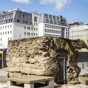 Roman sewer Alter römischer Abwasserkanal in Köln, solide Steinmauern, moderne Gebäude im Hintergrund.Old Roman sewer in Cologne, solid stone walls, modern buildings in the background.