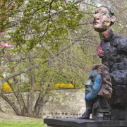 Hommage an Beethoven Die von Markus Lüpertz eigens für Bonn geschaffene Bronzeskulptur "Hommage an Beethoven" wurde der Stadt Bonn von der Stiftung für Kunst und Kultur e. V. als Dauerleihgabe übergeben. Markus Lüpertz, Maler, Grafiker und Bildhauer, zählt zu den bekanntesten deutschen Künstlern der Gegenwart.