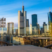 Stühle und Tische auf der Terrasse mit Blick auf die SkylineChairs and tables on the terrace overlooking the skyline