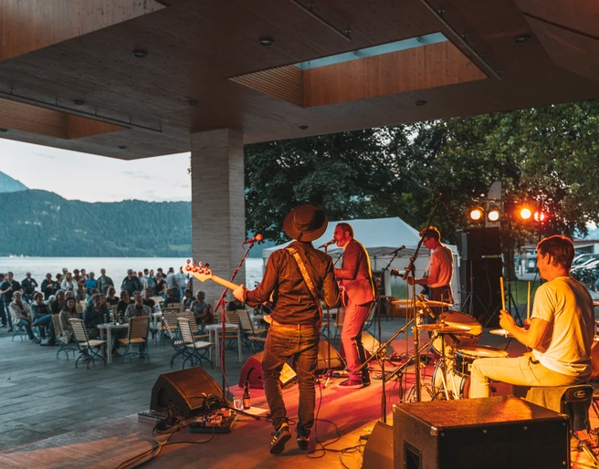 Summer Sounds Lakeside Konzert der Reihe Summer Sounds LakesideConcert of the Summer Sounds Lakeside seriesConcert de la série Summer Sounds Lakeside