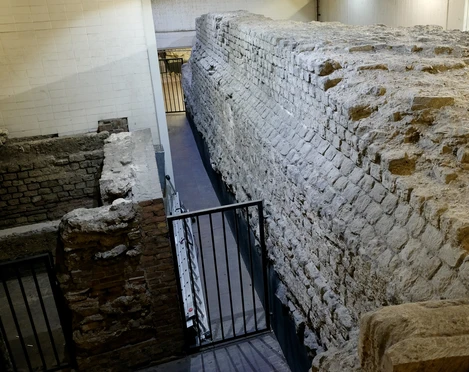 Roman city wall Die Aufnahme zeigt einen Abschnitt der antiken römischen Stadtmauer in Köln, eindrucksvoll eingebettet in eine moderne Tiefgarage. The photo shows a section of the ancient Roman city wall in Cologne, impressively embedded in a modern underground parking garage.