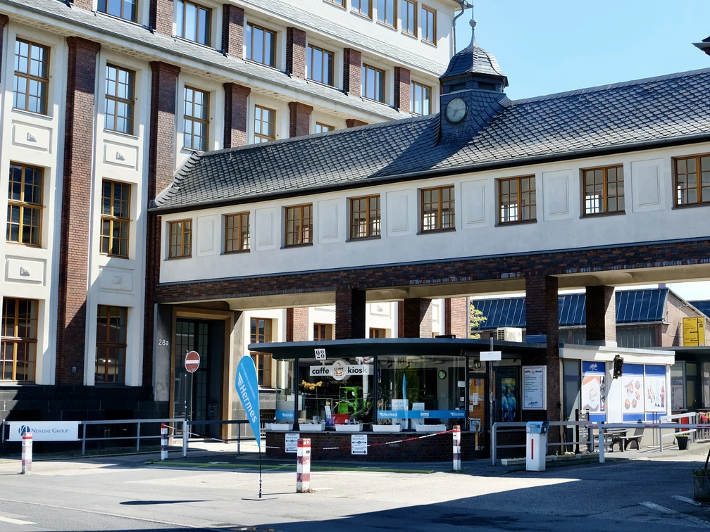 Caffee Kiosk Ein moderner Kiosk mit Café nahe einem historischen Gebäudeensemble in Köln.A modern kiosk with café near a historical building ensemble in Cologne.
