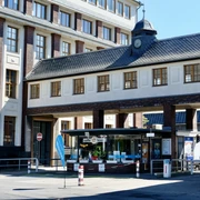 Caffee Kiosk Ein moderner Kiosk mit Café nahe einem historischen Gebäudeensemble in Köln.A modern kiosk with café near a historical building ensemble in Cologne.