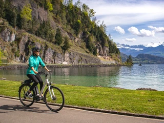 Fahrrad mieten, Velo fahren Fahrradfahren am VierwaldstätterseeCycling on Lake LucerneFaire du vélo au bord du lac des Quatre-Cantons