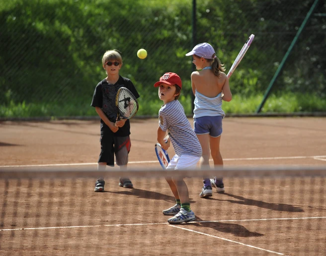 Tennis-Weggis-Kinder-7_CP.JPG Kinder, die Tennis spielen