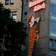 Reissdorf neon sign Neonreklame am Kölner Gebäude zeigt das ikonische Reissdorf-Kölsch-Logo, umgeben von Architektur.Neon advertising on the Cologne building shows the iconic Reissdorf-Kölsch logo, surrounded by architecture.