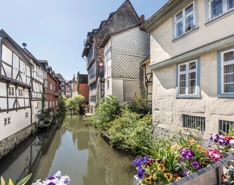 Klein Venedig Fachwerkhäuser an einer Gracht, Frühlingsblumen am Brückengeländer