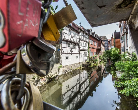Klein Venedig Liebesschlösser Fachwerkhäuser spiegeln sich im Wasser