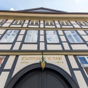 Stammhaus-Mast.jpg Fachwerkhaus mit goldener Traube über dem Eingang