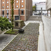 Roman harbor road Römische Hafenstraße in Köln, gepflasterter Weg zwischen modernen GebäudenRoman harbor road in Cologne, paved path between modern buildings