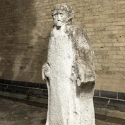 Johann Adam Schall von Bell sculpture Die Skulptur zeigt Johann Adam Schall von Bell, gefertigt aus hellem Stein, mit markanten Gesichtszügen und imposantem Gewand, vor einer Mauer stehend.The sculpture shows Johann Adam Schall von Bell, made of light-colored stone, with striking facial features and an imposing robe, standing in front of a wall.