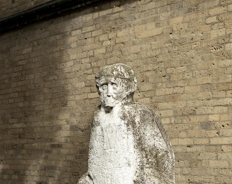 Johann Adam Schall von Bell sculpture Die Skulptur zeigt Johann Adam Schall von Bell, gefertigt aus hellem Stein, mit markanten Gesichtszügen und imposantem Gewand, vor einer Mauer stehend.The sculpture shows Johann Adam Schall von Bell, made of light-colored stone, with striking facial features and an imposing robe, standing in front of a wall.