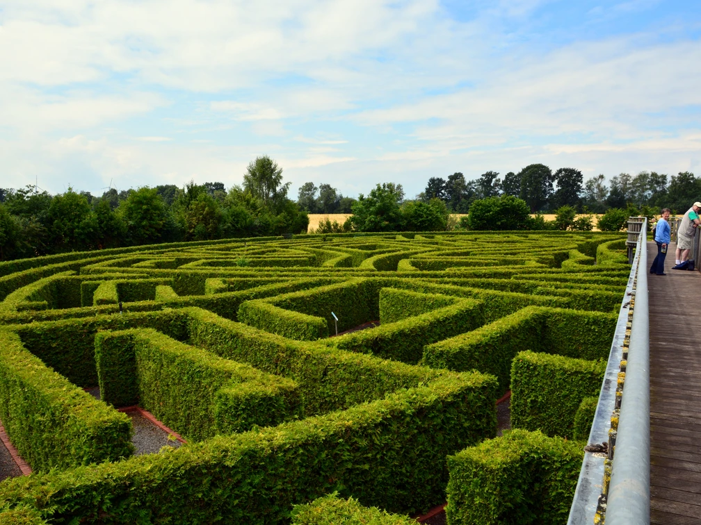 Erlebnisland Irrgarten Alfsee Großes, grünes Heckenlabyrinth mit Spaziergängern auf erhöhter Holzplattform.