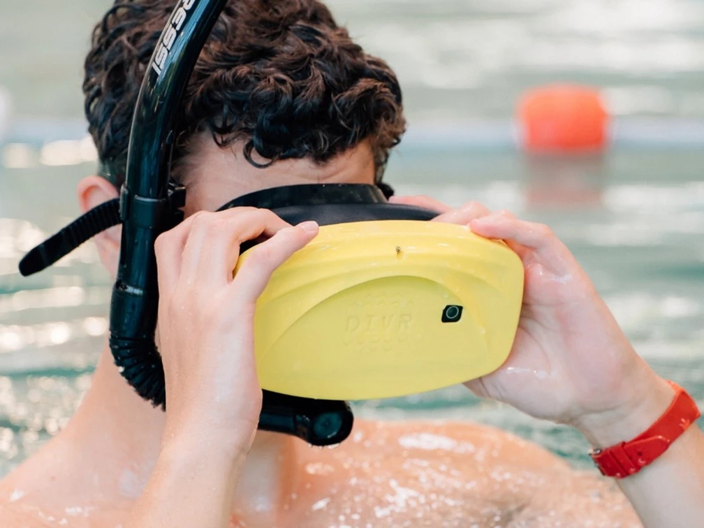 vr-schnorcheln-nettebad_C_stadtwerke Osnabrück.jpg Ein Jugendlicher trägt VR-Brille und Schnorchel im Wasser eines Hallenbades für ein virtuelles Erlebnis.A teenager wears VR goggles and a snorkel in the water of an indoor swimming pool for a virtual experience.Een tiener draagt een VR-bril en een snorkel in het water van een binnenzwembad voor een virtuele ervaring.