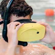 vr-schnorcheln-nettebad_C_stadtwerke Osnabrück.jpg Ein Jugendlicher trägt VR-Brille und Schnorchel im Wasser eines Hallenbades für ein virtuelles Erlebnis.A teenager wears VR goggles and a snorkel in the water of an indoor swimming pool for a virtual experience.Een tiener draagt een VR-bril en een snorkel in het water van een binnenzwembad voor een virtuele ervaring.