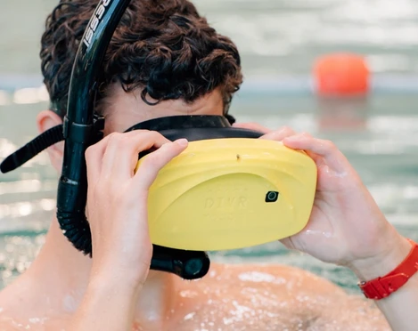 vr-schnorcheln-nettebad_C_stadtwerke Osnabrück.jpg Ein Jugendlicher trägt VR-Brille und Schnorchel im Wasser eines Hallenbades für ein virtuelles Erlebnis.A teenager wears VR goggles and a snorkel in the water of an indoor swimming pool for a virtual experience.Een tiener draagt een VR-bril en een snorkel in het water van een binnenzwembad voor een virtuele ervaring.