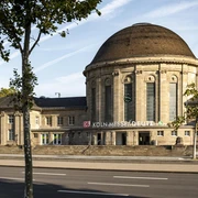 KoelnMesse Deutz station Historischer Empfangsbereich des Bahnhofs Köln Messe/Deutz mit markantem Kuppeldach unter blauem Himmel.Historic reception area of Cologne Messe/Deutz station with striking domed roof under a blue sky.