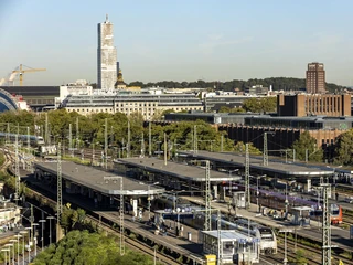 KoelnMesse Deutz station Blick auf den Bahnhof Deutz in Köln mit Gleisen, Zügen und umliegenden Gebäuden bei Tageslicht.View of Deutz station in Cologne with tracks, trains and surrounding buildings in daylight.