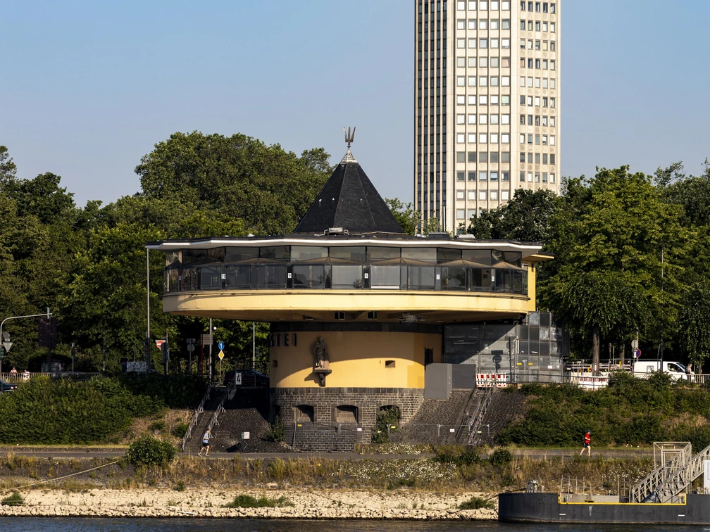 Bastion Die Bastei in Köln, ein rundes Gebäude am Rhein, mit dem LVR-Turm im Hintergrund.The Bastei in Cologne, a round building on the Rhine, with the LVR tower in the background.