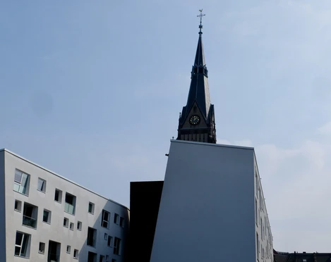Christ Church Die Silhouette der Christuskirche erhebt sich majestätisch über moderne Gebäude, vereint Geschichte und Moderne.The silhouette of the Christuskirche rises majestically above modern buildings, uniting history and modernity.