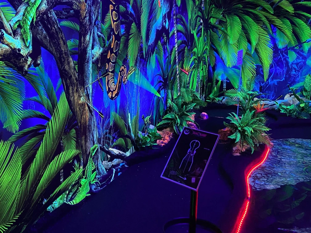Lilialicht Schwarlicht Minigolf - Familienurlaub in Leipzig Die leuchtenden Farben der Schwarzlich-Minigolfwelt Lilalicht ziehen Minigolffans magisch an.