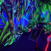 Lilialicht Schwarlicht Minigolf - Familienurlaub in Leipzig Die leuchtenden Farben der Schwarzlich-Minigolfwelt Lilalicht ziehen Minigolffans magisch an.