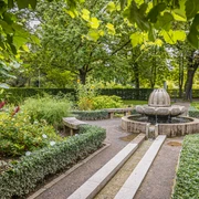 Apothekergarten der Universität Leipzig- Parks in Leipzig Der Apothekergarten mit seinen vielen Heilpflanzen gehört zum Botanischen Garten der Universität Leipzig. Im Friedenspark gelegen lädt ein Brunnen zum Verweilen ein.