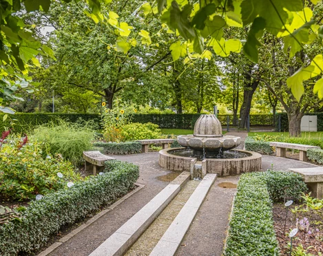 Apothekergarten der Universität Leipzig- Parks in Leipzig Der Apothekergarten mit seinen vielen Heilpflanzen gehört zum Botanischen Garten der Universität Leipzig. Im Friedenspark gelegen lädt ein Brunnen zum Verweilen ein.