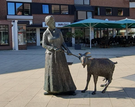 "Frau mit Ziege" von Josef Hauke