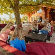 restaurant-blockhaus-camping-alpenblick-sitzplatz-gaeste.jpg