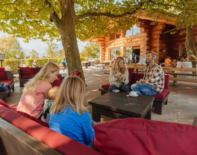 restaurant-blockhaus-camping-alpenblick-sitzplatz-gaeste.jpg