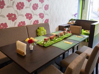 Das helle Café lädt Jung und Alt zum Verweilen ein - für die Kinder hat es eine kleine Spielecke