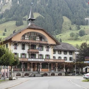 Das FLÜHLI Hotel Kurhaus ist ein historisches Gebäude aus dem Jahr 1899