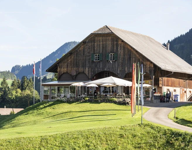 Das gemütliche Restaurant beim Golfplatz