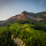 Schweizerfahne Grosse Schweizerfahne hängt über VitznauLarge Swiss flag hangs over VitznauUn grand drapeau suisse flotte au-dessus de Vitznau