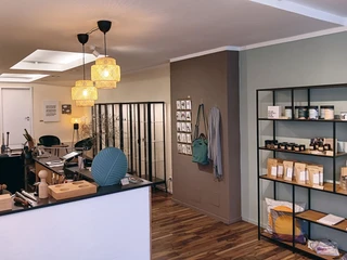 G-Werk_innen.jpg Moderner Laden mit Tresen und minimalistischen Regalen