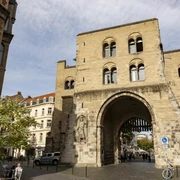 Eigelsteintorburg Das Bild zeigt die beeindruckende Eigelsteintorburg in Köln, eine mittelalterliche Torburg in Sandsteinbauweise mit drei Stockwerken, Bögen und historischen Details. Sie ist umgeben von Häusern und zeigt ein typisches städtisches Kölner Straßenbild.The picture shows the impressive Eigelsteintorburg in Cologne, a medieval gate castle in sandstone construction with three storeys, arches and historical details. It is surrounded by houses and shows a typical urban Cologne street scene.