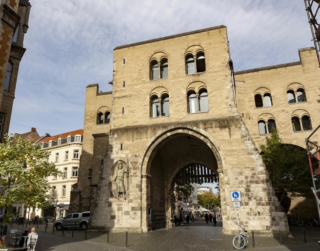 Eigelsteintorburg Das Bild zeigt die beeindruckende Eigelsteintorburg in Köln, eine mittelalterliche Torburg in Sandsteinbauweise mit drei Stockwerken, Bögen und historischen Details. Sie ist umgeben von Häusern und zeigt ein typisches städtisches Kölner Straßenbild.The picture shows the impressive Eigelsteintorburg in Cologne, a medieval gate castle in sandstone construction with three storeys, arches and historical details. It is surrounded by houses and shows a typical urban Cologne street scene.
