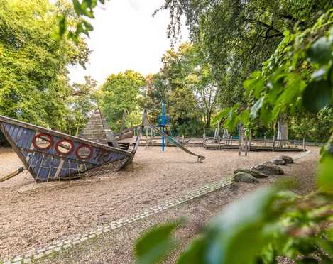 Kinderspielplatz Auensee - Familie in Leipzig Der Spielplatz am Auensee lädt zu einer Spielpause ein.