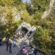 Jardin des Glaciers Felsenwelt mit BesucherRock world with visitorsLe monde des rochers avec un visiteur