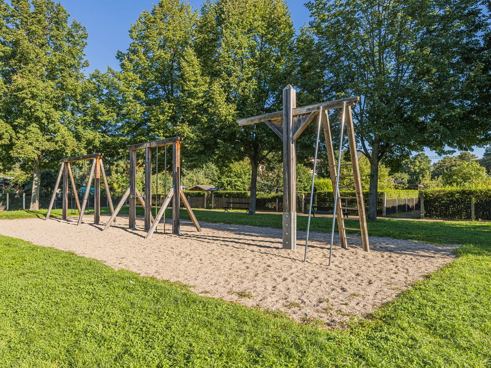 Spielplatz bei Schrebers Biergarten - Familie in Leipzig Bei Schrebers Restaurant und Biergarten gibt es einen Kinderspielplatz mit Klettergerüsten.