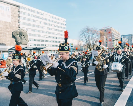 Bergparade vorbei am Karl-Marx-Kopf. © Ernesto Uhlmann_CWE.jpg