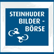 Bilderbörse-Kunstscheune-Steinhude Blaues Schild mit weißem Rahmen und floralen Mustern zeigt den Schriftzug "Steinhuder Bilder-Börse".