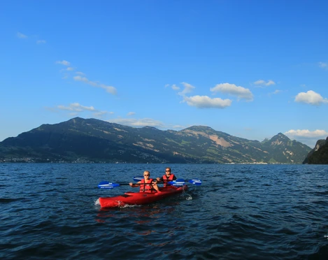 Bootsvermietung Kajak Kajak-Fahrer vor WeggisKayakers off WeggisUn kayakiste au large de Weggis
