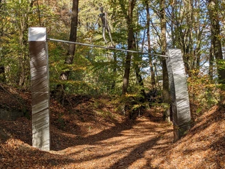 Kunstwerk in der Nekropole (E. R. Nele *1932 „Gang“)